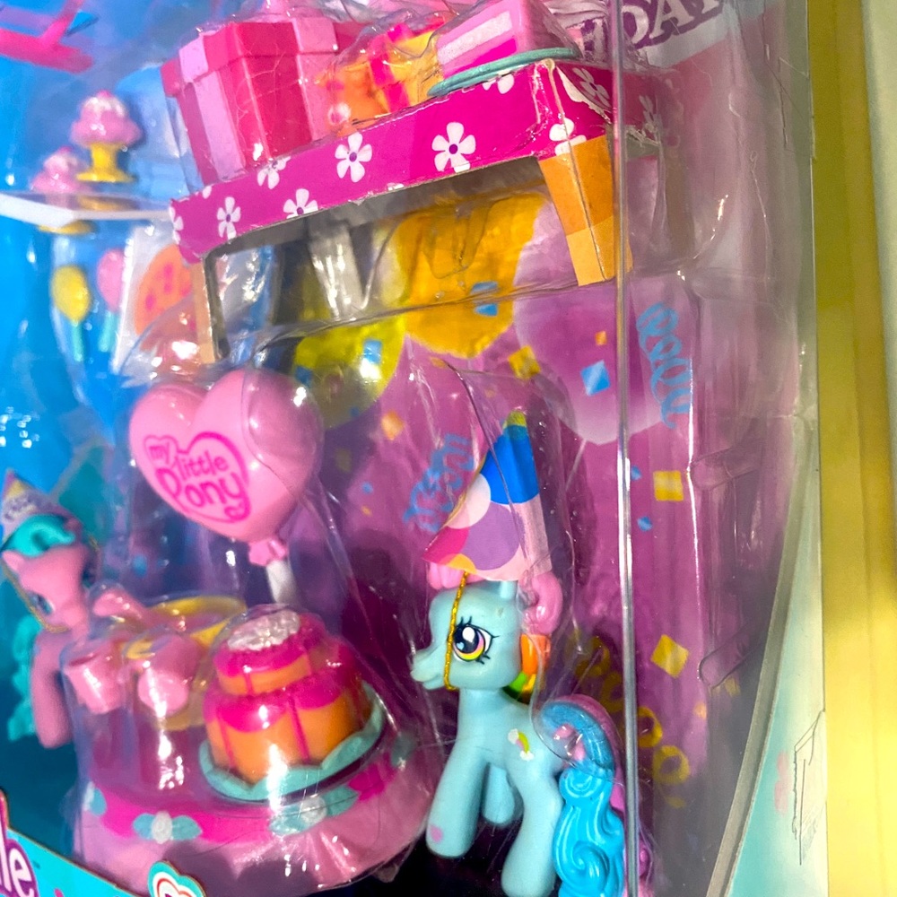 MY LITTLE PONY NWT 2006 PONYVILLE BIRTHDAY AFTERNOON RAINBOW DASH &BUNCHES-O-FUN - Picture 3 of 16